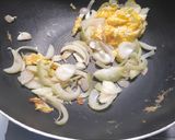 Foto langkah ke 3 dari resep Bihun Shirataki Goreng.