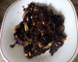 Foto del paso 5 de la receta: Empanada de morcilla, pera y piñones