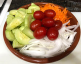 Foto del paso 4 de la receta: Muslo de pollo deshuesado sin piel a la plancha con ensalada