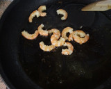 Foto del paso 5 de la receta: Setas al ajillo con gambas cocidas salteadas
