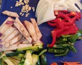 Foto del paso 1 de la receta: Wok de pollo y verduras 🍆🍗🧄🧅🥒🍛
