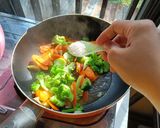 Foto langkah ke 4 dari resep Tumis brokoli wortel.