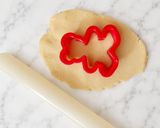 Foto langkah ke 4 dari resep Gluten free vanilla sugar cookies.