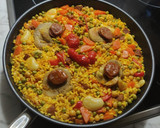 Foto del paso 5 de la receta: Arroz con solomillo de cerdo, chorizo y verduritas.🍚🐖🫑🍅🥕