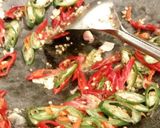 Foto langkah ke 5 dari resep Oseng Bunga Bawang Ikan Asin.