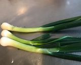 Une image de l'étape 2 de Truites aux oignons nouveaux,pignons de pin et citron confit.