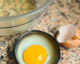 Foto del paso 1 de la receta: Huevo nube con pecorino en freidora de aire 🍳 🧀 🌤️