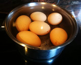 Foto del paso 1 de la receta: Huevos rellenos con caballa, pimiento asado y perlas de soja