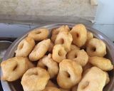 A picture of step 3 of Dahi Vada Chaat.