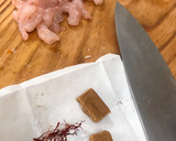 Foto del paso 1 de la receta: Albóndigas de merluza y gambas en salsa de marisco y azafrán 💃