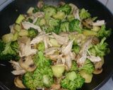 Foto del paso 4 de la receta Brócoli, arroz, pollo y champiñones aromatizado con salsa de soja