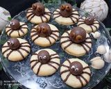 Foto del paso 8 de la receta Arañas Halloween de galletitas y bombones 🕷️🕸️🕷️