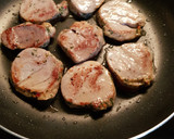 Foto del paso 1 de la receta: Medallones de ternera en salsa de pimientos y pasas y piñones
