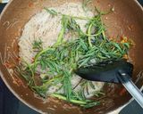 รูปขั้นตอนการทำที่ 5 ของ หมี่ผัดกระเฉดหมูกรอบ