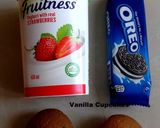 A picture of step 1 of Oreo Yoghurt Parfait.
