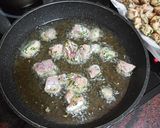 Foto del paso 3 de la receta: Guiso de judiones con cochino y alcachofas fritas
