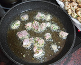 Foto del paso 3 de la receta: Guiso de judiones con cochino y alcachofas fritas