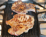 Foto del paso 4 de la receta: Chuletas de cerdo grilladas con chimichurri de piñonesy timbal de porotos blancos