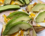 صورة لخطوة 3 من وصفة أفوكادو مع البيض والتركي وجبنة هافارتي🥑🥪🧀🍳