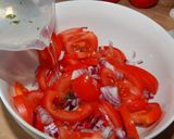 Ecetes paradicsomsaláta recept fázis 4 fotója