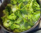 Foto del passaggio 1 della ricetta Flan di broccoli con la salsa Mornay