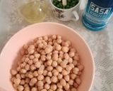 A picture of step 1 of Green pea hummus.