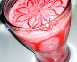 A picture of step 3 of Simple strawberry shake.