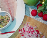 Foto del paso 1 de la receta: Tartar de manzana y rábano sobre filetes de dorada al vapor