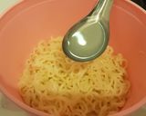 รูปขั้นตอนการทำที่ 4 ของ มาม่าไข่เค็มแบบแห้ง สูตรเพิ่มผักและอกไก่