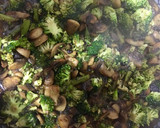 Foto del paso 3 de la receta: Revuelto de trigueros y brócoli a la cerveza y ajo negro