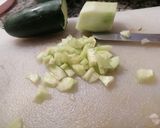 Foto del passaggio 4 della ricetta Pomodori ripieni di tonno, mozzarella e dadolata di cetrioli al profumo di basilico