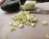 Foto del passaggio 4 della ricetta Pomodori ripieni di tonno, mozzarella e dadolata di cetrioli al profumo di basilico