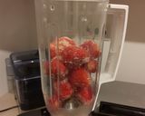 ,,Truskawkowe smoothie bowl z bananem i bakaliami,, krok przepisu 1 zdjęcie