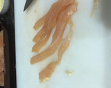 Foto del paso 3 de la receta: Salteado de espárragos de temporada con gamba congelada, pechuga de pollo y huevos de codorniz