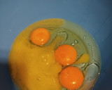 Foto del paso 1 de la receta: Cuadraditos de coco cubiertos de mermelada y coco y cuadraditos de chocolate con confites