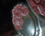 Foto del paso 3 de la receta: Solomillo con zanahoria, guisantes y papas fritas al ajillo