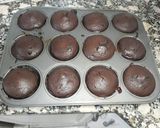 Foto del paso 4 de la receta: Muffins de cacao amargo rellenos de mermelada y chocolate blanco