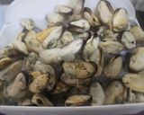 Foto del paso 1 de la receta Chipirones y mejillones al ajillo