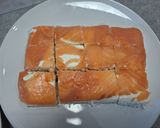 Foto del paso 8 de la receta Sushi para vagos ("lazy sushi"), en dos versiones: salmón con queso y atún con aguacate
