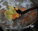 Foto langkah ke 5 dari resep Sop ceker kentang.