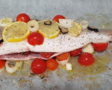 Foto del paso 2 de la receta: Rustidera de pescado light, con lechola (pez limón), tomate cherry y trufa