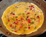 Foto del paso 2 de la receta: Tortilla de verduras rellena de serrano y queso