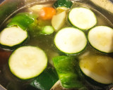 Foto del paso 3 de la receta: Crema de calabacín con verduras y salchichas de cerdo al vino tinto