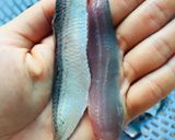 Hình bước làm 1 của món Gỏi cá trích cuốn bánh tráng
