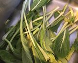 Une image de l'étape 1 de Choy sum sauté oignon ail et tomates.