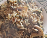 Foto del paso 3 de la receta: Arroz integral salteado con espinacas, champiñones
