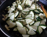 Foto del paso 4 de la receta: Salteado de langostinos, champiñones y calabacín
