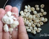 A picture of step 2 of Makhana Panjiri.