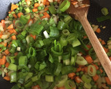 Foto del paso 3 de la receta: Arroz integral frito con salmón