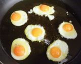 Foto del paso 5 de la receta Salchichas vegetarianas, huevos de codorniz fritos y sopa de fideos